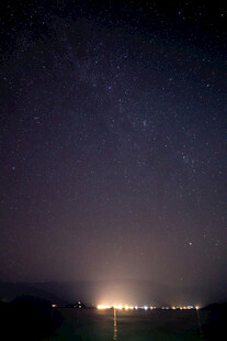 夜幕下的璀璨星河与灯火