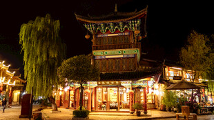 古街夜景 灯火璀璨的楼阁