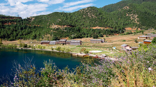 湖畔山村美景