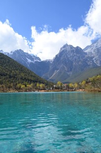 蓝湖映山景 自然之瑰丽