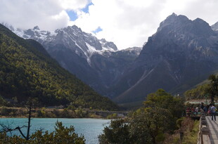 秀丽山水间的蓝色湖泊