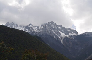 云雾缭绕的巍峨雪山