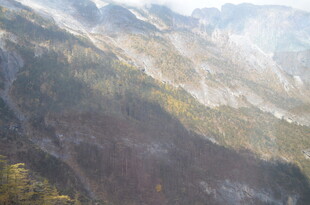 壮丽山景 阳光洒落山林