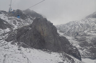 雪山峻岭壮丽风光