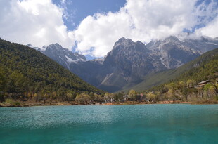 高山湖畔美景