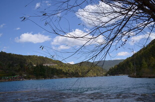 山间湖畔美景