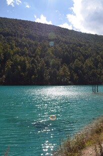 美丽的蓝绿色湖水与山峦