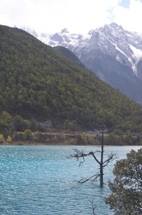 雪山下的幽蓝湖水景观