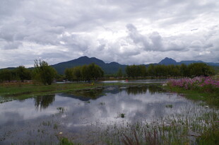 湖畔山水景 云雾映自然