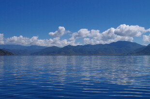 宁静湖面与远处山峦美景