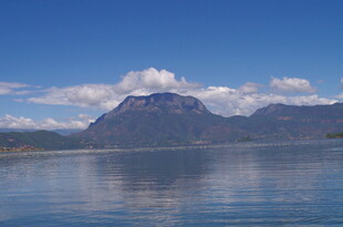 宁静山水间的美丽湖景