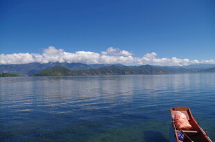 湖畔孤舟 宁静湖景风光