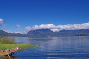 宁静湖畔小船与远山美景