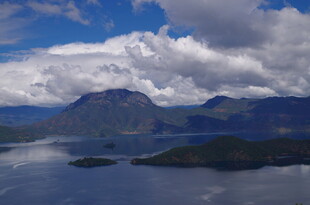 壮丽山水湖景风光图
