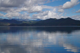 宁静湖水映天边山峦