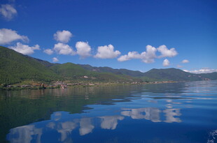 宁静湖景 山峦蓝天倒影