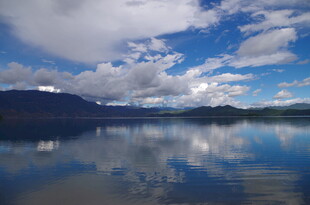 宁静湖景与蓝天白云倒影