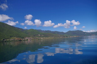 宁静湖景与蓝天青山倒影