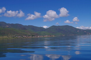 宁静湖景与远山蓝天