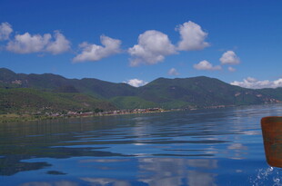 宁静湖景与远处山峦
