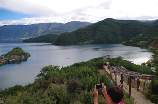 湖畔美景 游客驻足赏风光