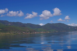 宁静湖景与远山蓝天