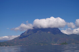 蓝天白云下的巍峨山峰