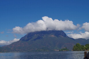 湖畔巍峨山峰与白云美景