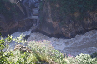 湍急河流穿峡谷