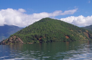 青山映碧水的美丽景致