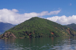 青山绿水间的秀丽岛屿