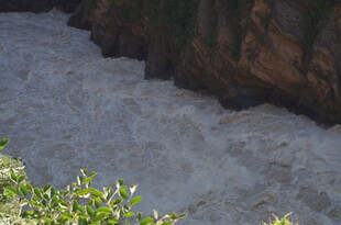 湍急山间溪流瀑布景观
