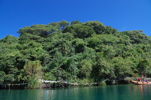 青山绿水间的静谧湖泊