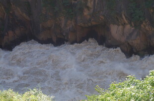 湍急瀑布下的汹涌水流