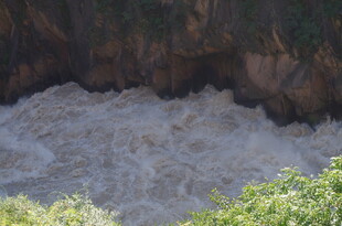 湍急河流奔腾于峡谷间