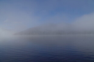 海面云雾缭绕的静谧景象