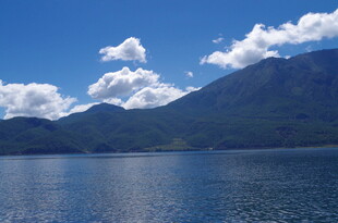 宁静湖景与远处山峦