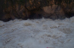 湍急河流激起白色浪花