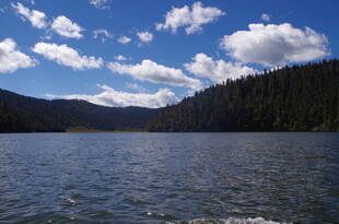 宁静湖泊与远处山峦美景