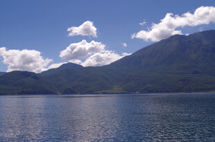 蓝天碧水间的秀丽湖山