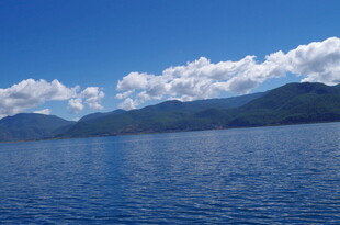 蓝天碧水间的秀丽湖景