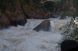 湍急河流中的巨石景观