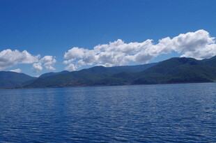 宁静蓝湖与远处山峦