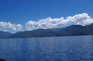 蓝天碧水间的秀丽湖景