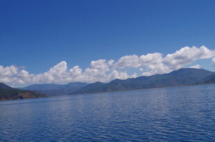 蓝天碧水间的秀丽湖景