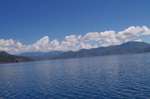 宁静湖景与远处山峦