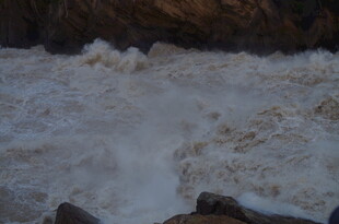 湍急河流中的汹涌白浪