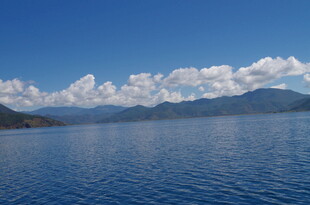 宁静湖景与远处山峦