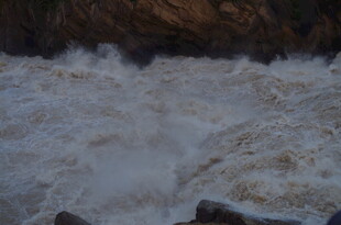 湍急河流奔腾景象