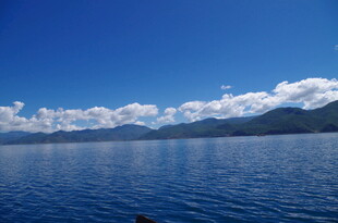 湛蓝湖水与远处山峦美景